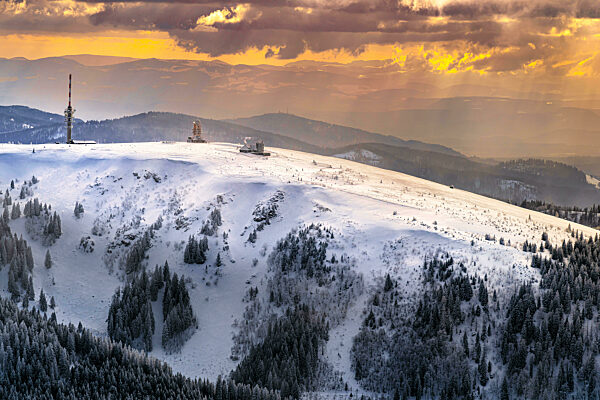 Winterluftbild der Gipfelregion des Feldbergs im Schwarzwald mit dem Feldbergturm in Feldberg (Schwarzwald) im Bundesland Baden-Württemberg, Deutschland