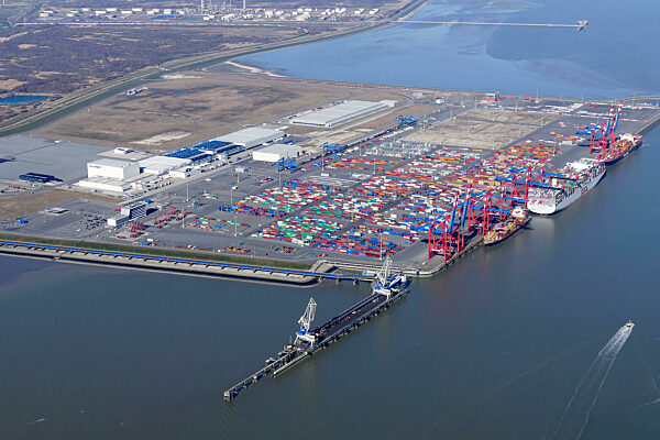 Containerterminal im Containerhafen des Überseehafen JadeWeserPort ( JWP )in Wilhelmshaven im Bundesland Niedersachsen, Deutschland