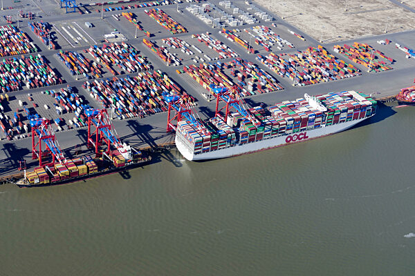 Containerterminal im Containerhafen des Überseehafen JadeWeserPort ( JWP )in Wilhelmshaven im Bundesland Niedersachsen, Deutschland