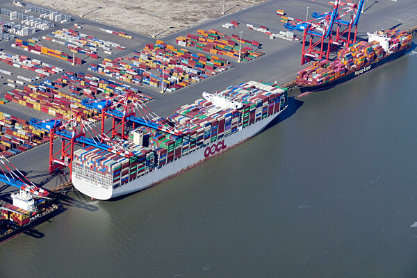 Containerterminal im Containerhafen des Überseehafen JadeWeserPort ( JWP )in Wilhelmshaven im Bundesland Niedersachsen, Deutschland