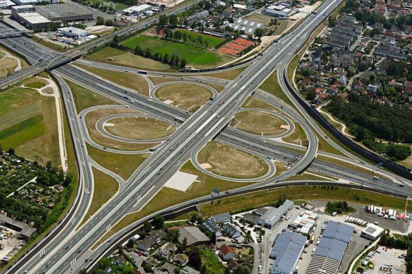 Verkehrsführung am Autobahnkreuz der BAB A73 - A3 in Eltersdorf im Bundesland Bayern, Deutschland