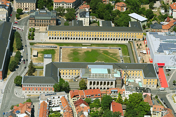 Verwaltungsgebäude der staatlichen Behörde " Thüringer Landesverwaltungsamt ", Gauforum und Einkaufszentrum " Weimar Atrium " in Weimar im Bundesland Thüringen, Deutschland