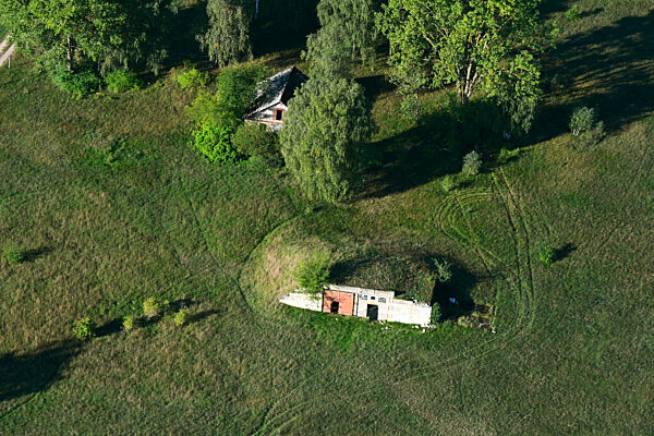 Bunker- Gebäudekomplex auf einem Feld in Berlinchen im Bundesland Brandenburg, Deutschland