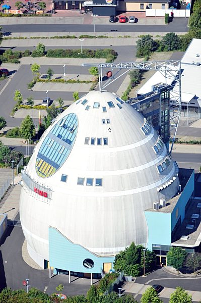Blick auf das Cineworld Kino im Gewerbegebiet Mainfrankenpark in Dettelbach in Bayern