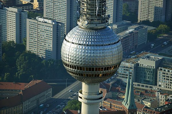 Berliner Fernsehturm im Stadtzentrum Ost der Bundes- Hauptstadt Berlin