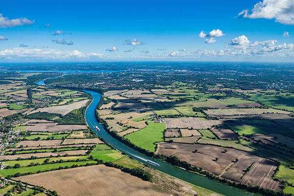 Kanalverlauf der Wasserstraße der Binnenschiffahrt Nord-Ostsee-Kanal in Neuwittenbek im Bundesland Schleswig-Holstein, Deutschland