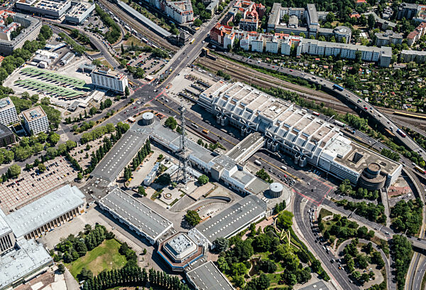 Tourismus- Attraktion und Sehenswürdigkeit Funkturm am ICC und Messegelände im Ortsteil Charlottenburg in Berlin, Deutschland