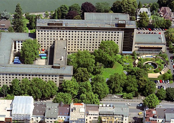 Gebäude des Zweitsitzes des Außenministerium / Auswärtiges Amt von 1955 in Bonn im Bundesland Nordrhein-Westfalen