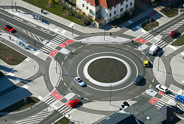 Kreisverkehr - Straßenverlauf Wolfgangstraße - Albrechtplatz - Albrechtstraße - Kurt-Weill-Straße in Dessau im Bundesland Sachsen-Anhalt, Deutschland