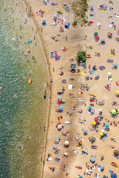 Massenandrang von Badegästen am Sandstrand des Ufer zum Silbersee in Haltern am See im Bundesland Nordrhein-Westfalen