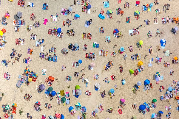 Massenandrang von Badegästen am Sandstrand des Ufer zum Silbersee in Haltern am See im Bundesland Nordrhein-Westfalen