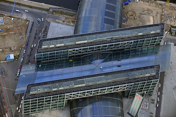 Areal am Berliner Hauptbahnhof am Spreeufer zum Humboldthafen in Berlin