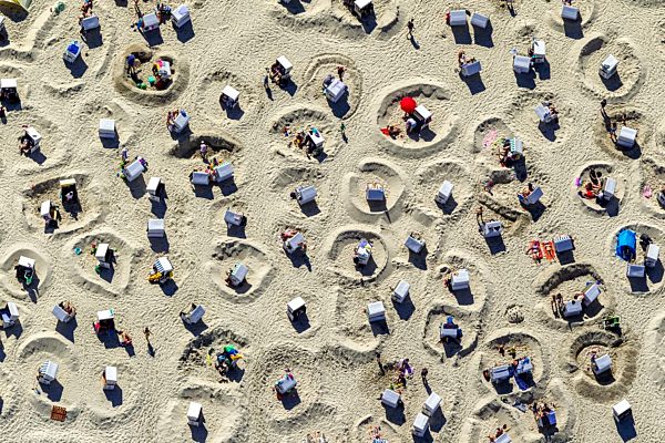 Landschaft von Strandburgen der Besucher auf der Insel Wangerooge im Bundesland Niedersachsen