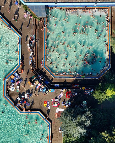 Sommerlich gut besuchtes Freibad " Sport-Paradies " in Gelsenkirchen im Bundesland Nordrhein-Westfalen