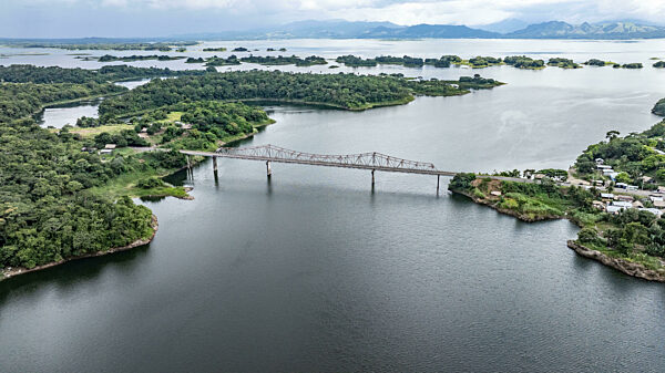 Seebrücke "Puente Sobre El Bayano" across Bayano lake in Babita de Perro in Provincia de Panama, Panama