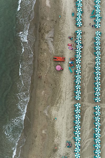 Sandstrand- Landschaft an der Mittelmeer- Küste in Positano in Italien
