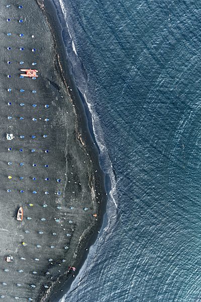 Sandstrand- Landschaft an der Mittelmeer- Küste in Positano in Italien