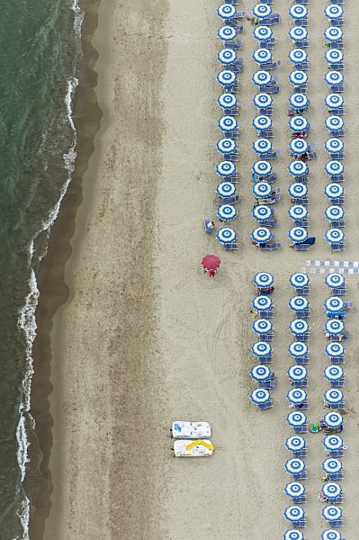 Sandstrand- Landschaft an der Mittelmeer- Küste in Positano in Italien