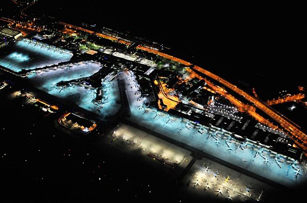Nachtluftbild des Flughafen in Frankfurt am Main im Bundesland Hessen