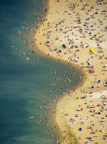 Massenandrang von Badegästen am Sandstrand des Ufer zum Silbersee in Haltern am See im Bundesland Nordrhein-Westfalen