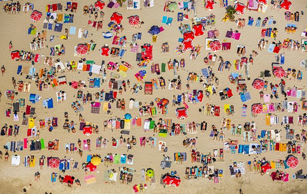 Massenandrang von Badegästen an Strand und Uferbereich des Sees Escher See in Köln im Bundesland Nordrhein-Westfalen