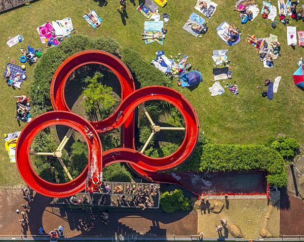 Badegäste auf den Liegewiesen am Schwimmbecken des Freibades in Mülheim an der Ruhr im Bundesland Nordrhein-Westfalen
