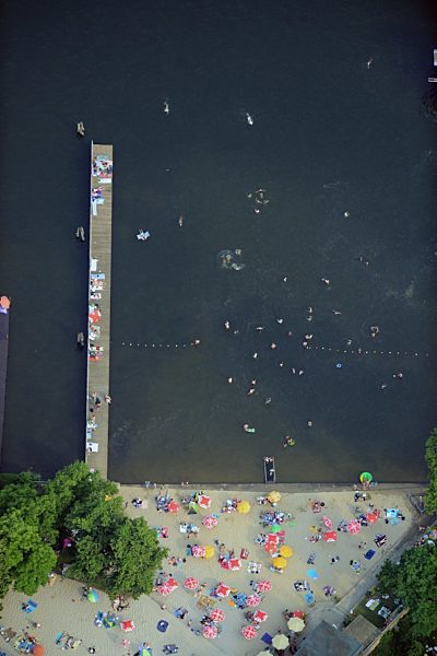 Massenandrang von Badegästen an Strand und Uferbereich des Sees Müggelsee am  Seebad Friedrichshagen in Berlin