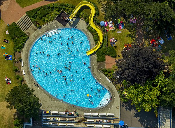 Badegäste auf den Liegewiesen am Schwimmbecken des Freibades Welper in Hattingen im Bundesland Nordrhein-Westfalen