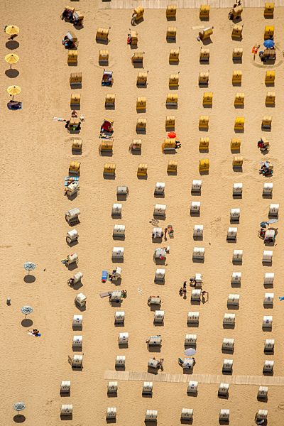Strandkorb- Reihen am Sand- Strand im Küstenbereich der Ostsee bei Travemünde in Lübeck im Bundesland Schleswig-Holstein