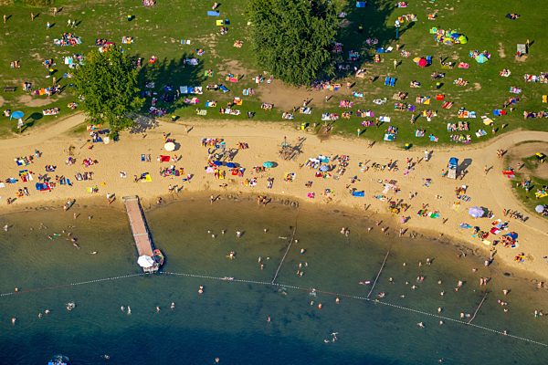 Massenandrang von Badegästen an Strand und Uferbereich des Sees Unterbacher See in Düsseldorf im Bundesland Nordrhein-Westfalen