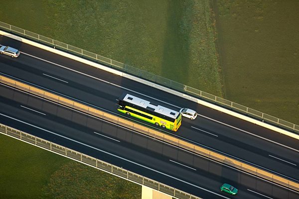 Fahrzeug von FlexBus auf der Ruhrtalbrücke bei Mülheim an der Ruhr im Bundesland Nordrhein-Westfalen