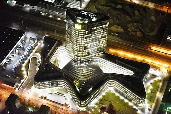 Nachtluftbild vom beleuchteten Neubau- Hochhaus ADAC Zentrale in München im Bundesland Bayern