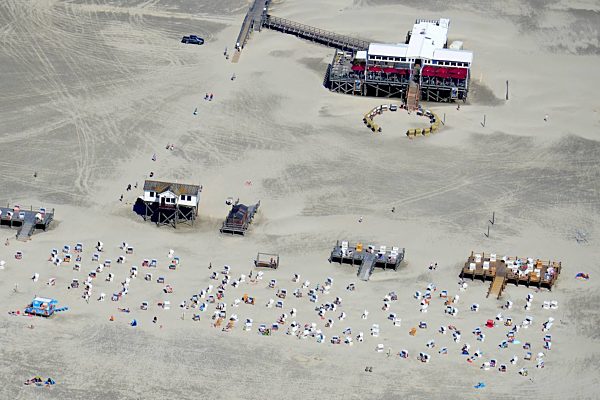 Sandstrand- Landschaft an der Nordsee- Küste in Sankt Peter-Ording im Bundesland Schleswig-Holstein