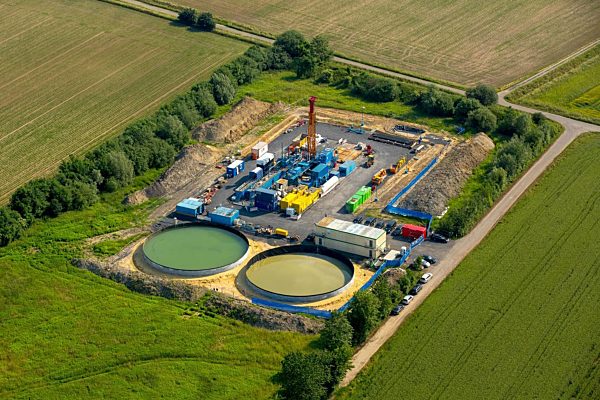 Probe- Bohrung für eine Gas- Fracking- Hydraulic Fracturing Station über der alten Schachtanlage Radbod 7 in Herbern im Bundesland Nordrhein-Westfalen