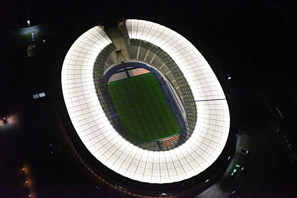 Nachtluftbild vom Sportstätten-Gelände der Arena des Stadion Olympiastadion in Berlin