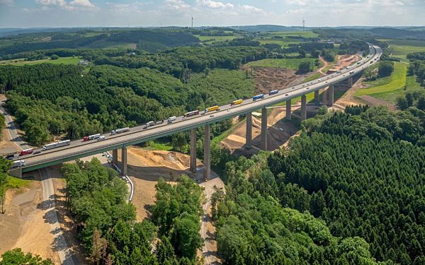 Autobahn- Brückenbauwerk der BAB A45 Kattenohl A45 der Sauerlandlinie in Hagen im Bundesland Nordrhein-Westfalen, Deutschland