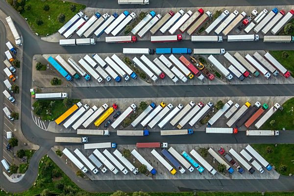 LKW- Abstellflächen an der Autobahn- Raststätte und Parkplatz der BAB A 2 Rastplatz Hamm-Rhynern Nord in Hamm im Bundesland Nordrhein-Westfalen