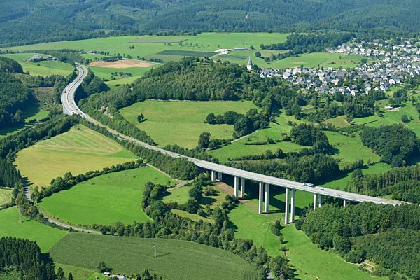 Autobahn- Brückenviadukt der BAB A46 bei Enste in Meschede im Bundesland Nordrhein-Westfalen