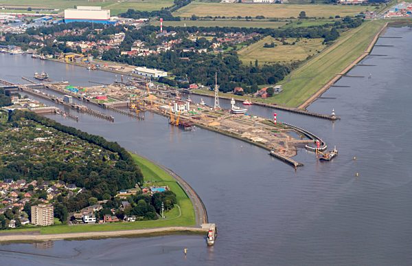 Einfahrtbereich, Schleusen und Uferbereiche der Wasserstraße der Binnenschiffahrt Nord-Ostsee-Kanal in Brunsbüttel im Bundesland Schleswig-Holstein, Deutschland