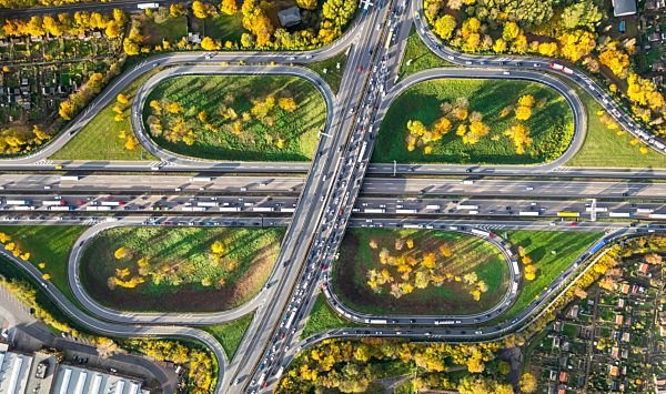 Verkehrsführung am Autobahnkreuz der BAB A40 A59 im Ortsteil Duisburg Mitte in Duisburg im Bundesland Nordrhein-Westfalen, Deutschland