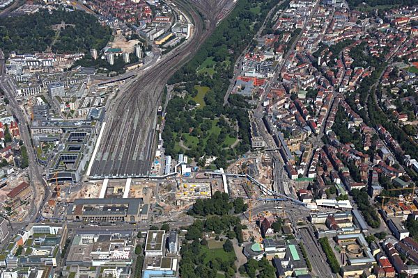 Hauptbahnhof der Deutschen Bahn und Bauarbeiten zum Verkehrs- und Städtebauprojekt Stuttgart 21 in Stuttgart im Bundesland Baden-Württemberg
