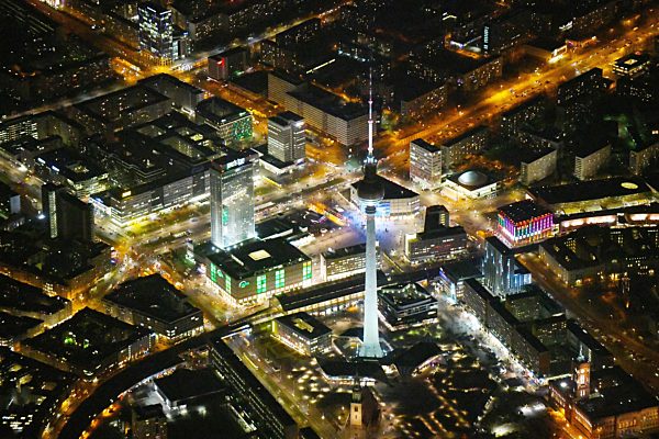 Nachtluftbild Stadtzentrum im Innenstadtbereich am Berliner Fernsehturm - Alexanderplatz im Ortsteil Mitte in Berlin, Deutschland