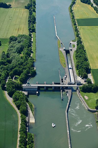 Sperrwerk- Schleusenanlagen der Schleuse Kelheim am Main - Donau - Kanal in Kelheim im Bundesland Bayern, Deutschland