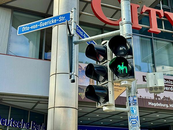 Ampel mit Magdeburger Jungfrau und Magdeburger Reiter eingeweiht