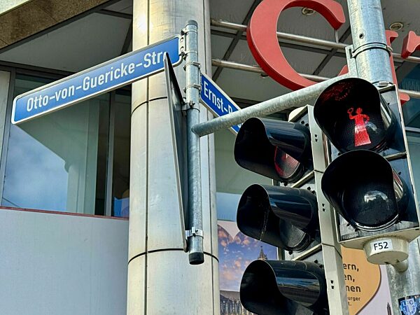 Ampel mit Magdeburger Jungfrau und Magdeburger Reiter eingeweiht
