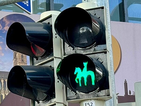 Ampel mit Magdeburger Jungfrau und Magdeburger Reiter eingeweiht