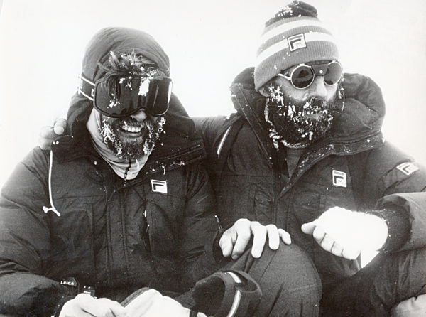 Reinhold MESSNER mit Kapuze und Skibrille