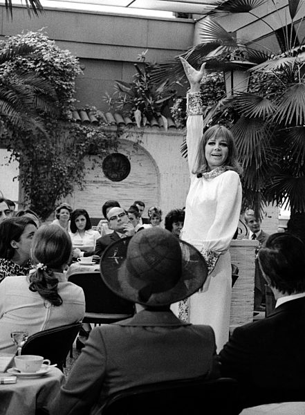 Hildegard KNEF bei einem Auftritt, ca. 60er Jahre