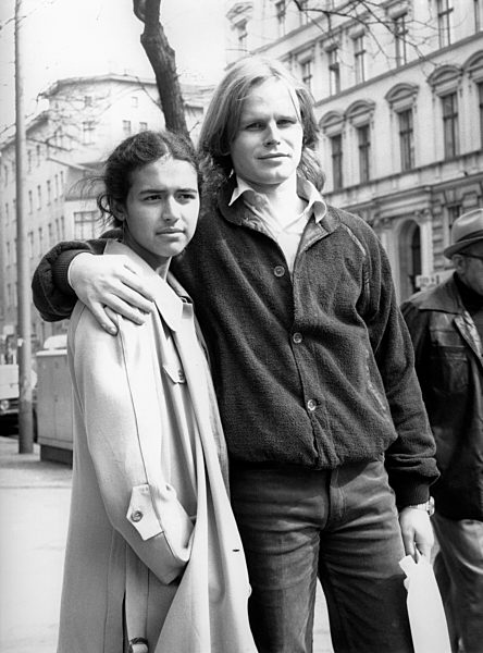 Aysun BADEMSOY u. Herbert GRÖNEMEYER in 'Daheim unter Fremden' 1979