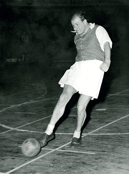 Hans - Joachim KULENKAMPFF beim Fußball spielen